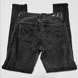 Levi’s signature high waisted skinny jeans